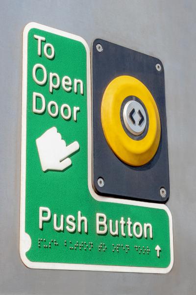 External door release button on SMU 200 carriage