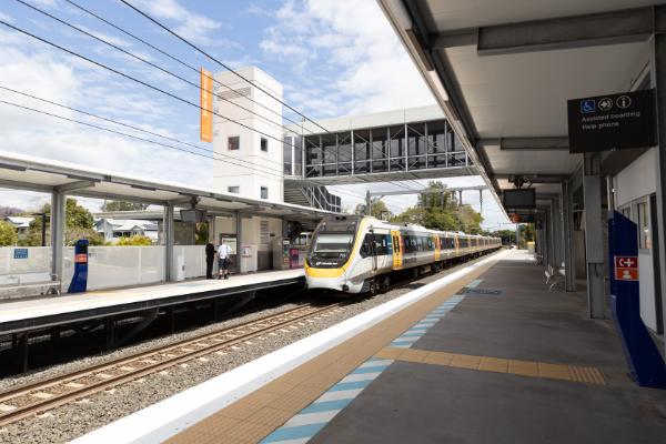 Core safety zone and assisted boarding point on a station platform