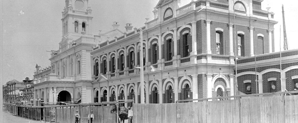 A black and white photograph that shows the construction of the second railway station at Brisbane central, around the year 1900, full image description is available below.